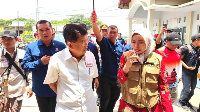 Ketua Umum Palang Merah Indonesia (MI) Jusuf Kalla (JK) mengunjungi masyarakat korban bencana banjir di Kabupaten Demak, Jawa Tengah. (Dok PMI)