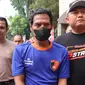 Opan Sopandi (46), tersangka pencabulan belasan anak di Kabupaten Purwakarta saat digiring oleh petugas kepolisian. Foto (Istimewa)