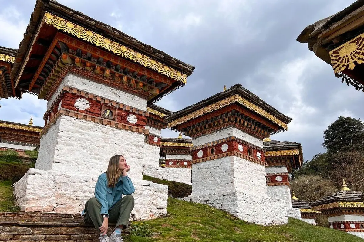 8 Potret Liburan Luna Maya di Bhutan, Menawan Kenakan Baju Adat