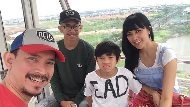 Jarang Tersorot, Ini 6 Potret Harmonisnya Keluarga Aditya Herpavi