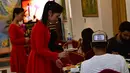 Pramusaji melayani pengunjung di sebuah restoran Korea Utara, Pyongyang Okryu-gwan di Dubai (21/9). Restoran ini menyajikan berbagai makanan khas Korea Utara dan menghadirkan penampilan musik tradisional Korut. (AFP Photo/Giuseppe Cacace)