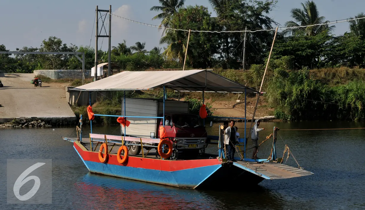 Perahu eretan mengangkut sebuah mobil menyebrangi Sungai Citarum di Muara Gembong, Bekasi, Rabu, (29/7/2015). Kendaraan yang menyebrang menggunakan perahu eretan dikenakan biaya Rp.20.000 bagi mobil dan Rp 2.000 motor. (Liputan6.com/Johan Tallo)
