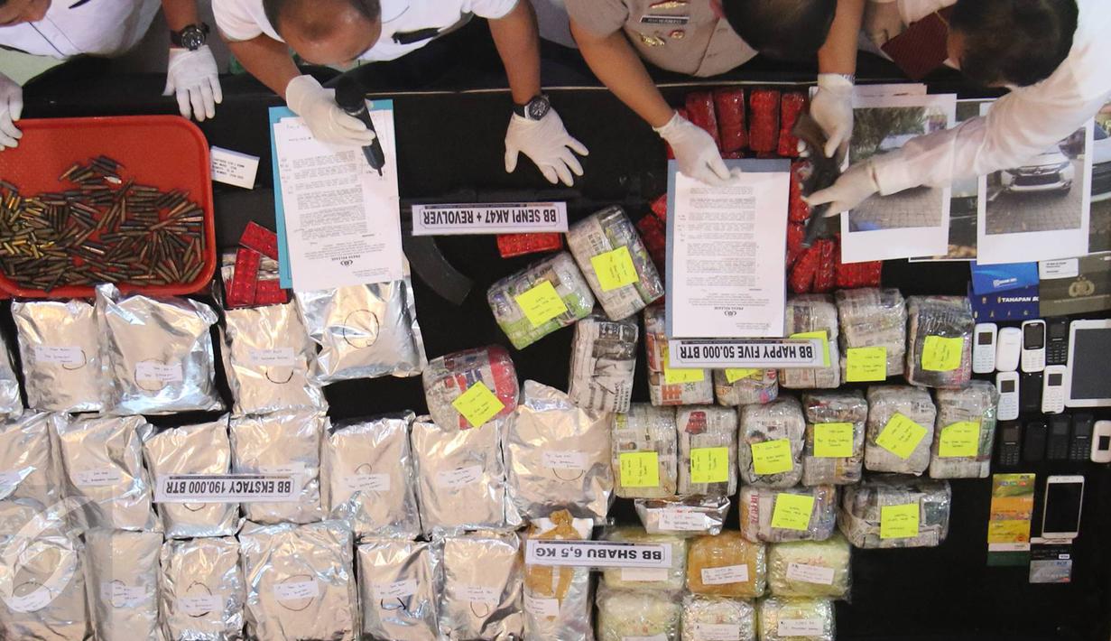 Barang bukti diperlihatkan di kantor Dir IV Narkoba, Jakarta, Senin (27/3). Dari kasus tersebut, petugas berhasil mengamankan6,5 kg bruto shabu, sepucuk senapan AK 47, sepucuk revolver, serta ratusan butir peluru. (Liputan6.com/Immanuel Antonius)
