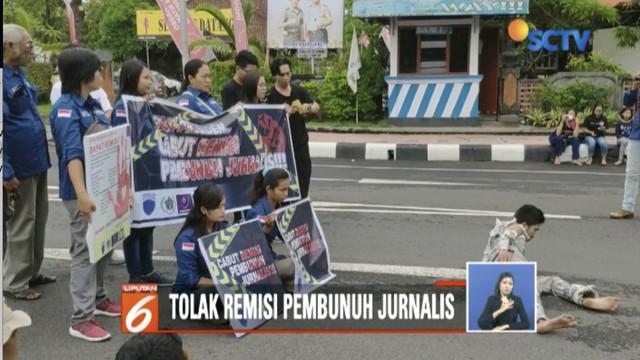 Sejumlah jurnalis di Buleleng demonstrasi tolak Presiden Jokowi beri remisi pada pembunuh wartawan Bali.