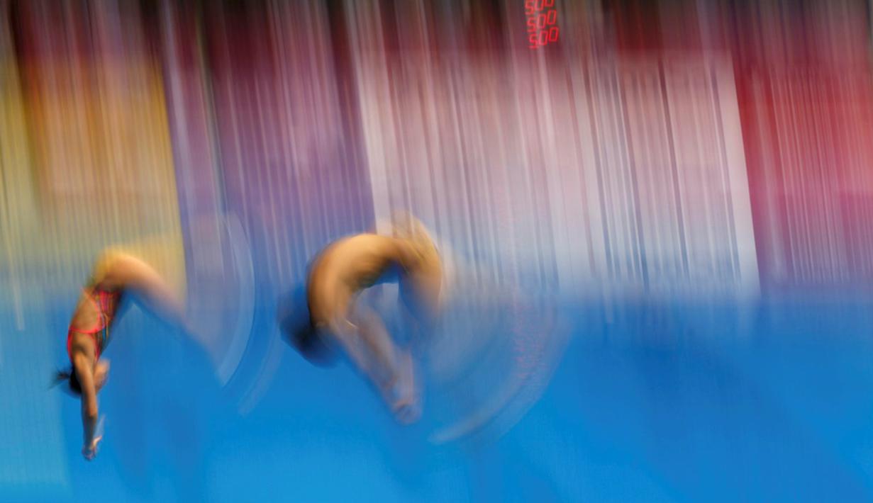 Atlet Rusia, Nadezhda Bazhina and Nikita Schleikher beraksi di nomor final papan 3m campuran loncat indah Kejuaraan Eropa Akuatik 2016 di London, Inggris, (11/5/2016). (Reuters/Andrew Boyers)