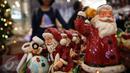 Sejumlah boneka Sinterklas tampak terpajang di salah satu stand Mall Gandaria City, Jakarta, Rabu (9/12/2015). Jelang perayaan hari raya umat Kristen, berbagai pernak-pernik dan hiasan rumah bertema Natal kini mulai marak. (Liputan6.com/Faizal Fanani)