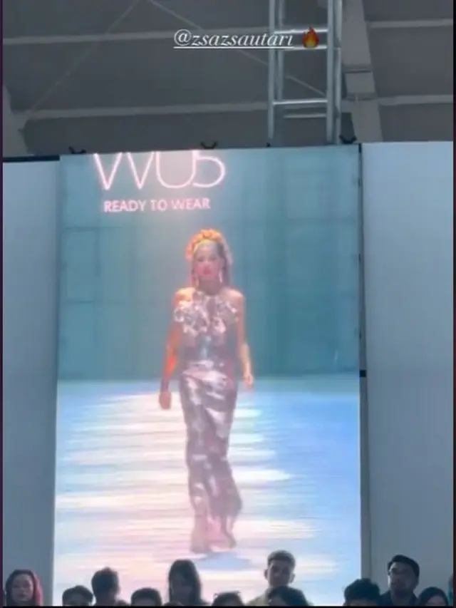 6 Potret Penampilan Zsa Zsa Utari Catwalk di JFW, Didukung Ikut Miss Universe