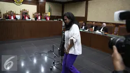 Damayanti bersiap menuju bangku yang telah disediakan di Pengadilan Tipikor, Jakarta, Senin (29/8). Damayanti akan menjalani sidang pembacaan tuntutan oleh jaksa. (Liputan6.com/Faizal Fanani)