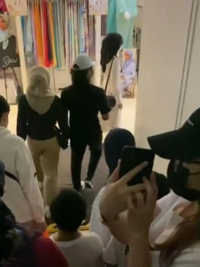 Rame Banget, Pria Ini Ajak 4 Istri dan 13 Anaknya Beli Baju Lebaran di Mal