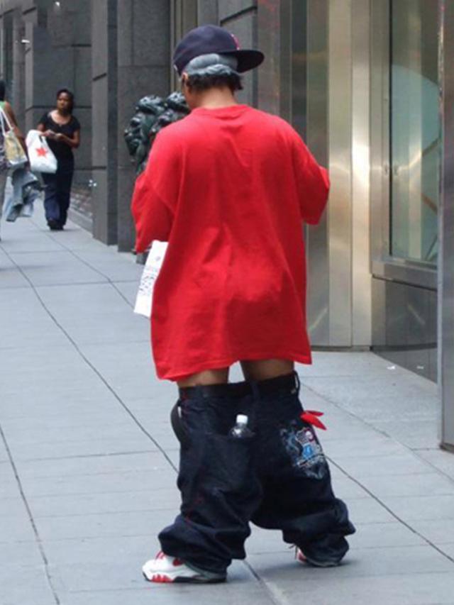 6 Gaya Fashion Nyentrik di Tempat Umum Ini Bikin Kamu Geleng Kepala