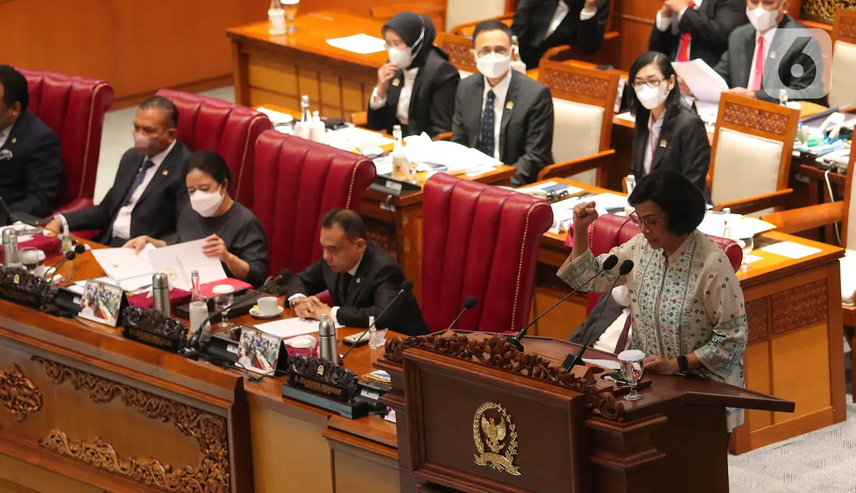 Menteri Keuangan Sri Mulyani (kanan) menyampaikan laporan  tentang pertanggungjawaban atas pelaksanaan APBN tahun anggaran 2021 saat rapat paripurna ke-26 masa persidangan V tahun 2021-2022 di Kompleks Parlemen, Senayan, Jakarta, Kamis (30/6/2022). Rapat menyampaikan hasil pembahasan pembicaraan pendahuluan RAPBN tahun anggaran 2023 dan rencana kerja pemerintah tahun 2023. (Liputan6.com/Angga Yuniar)