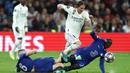 Pemain Real Madrid, Luka Modric berusaha melewati pemain Chelsea, Mateo Kovacic (kiri) dan N'Golo Kante pada laga leg pertama Liga Champions 2022/2023 di Santiago Bernabeu, Madrid, Kamis (13/04/2023) WIB. Los Blancos menang dengan skor 2-0. (AFP/Pierre-Philippe Marcou)