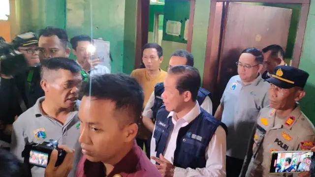 Aksi bersih sampah Menteri Lingkungan Hidup (LH) Hanif Faisol Nurofiq dan Menteri Perdagangan (Mendag) Budi Santoso di Pasar Tomang Barat, Jakarta Barat.  (Liputan6.com/Henry)