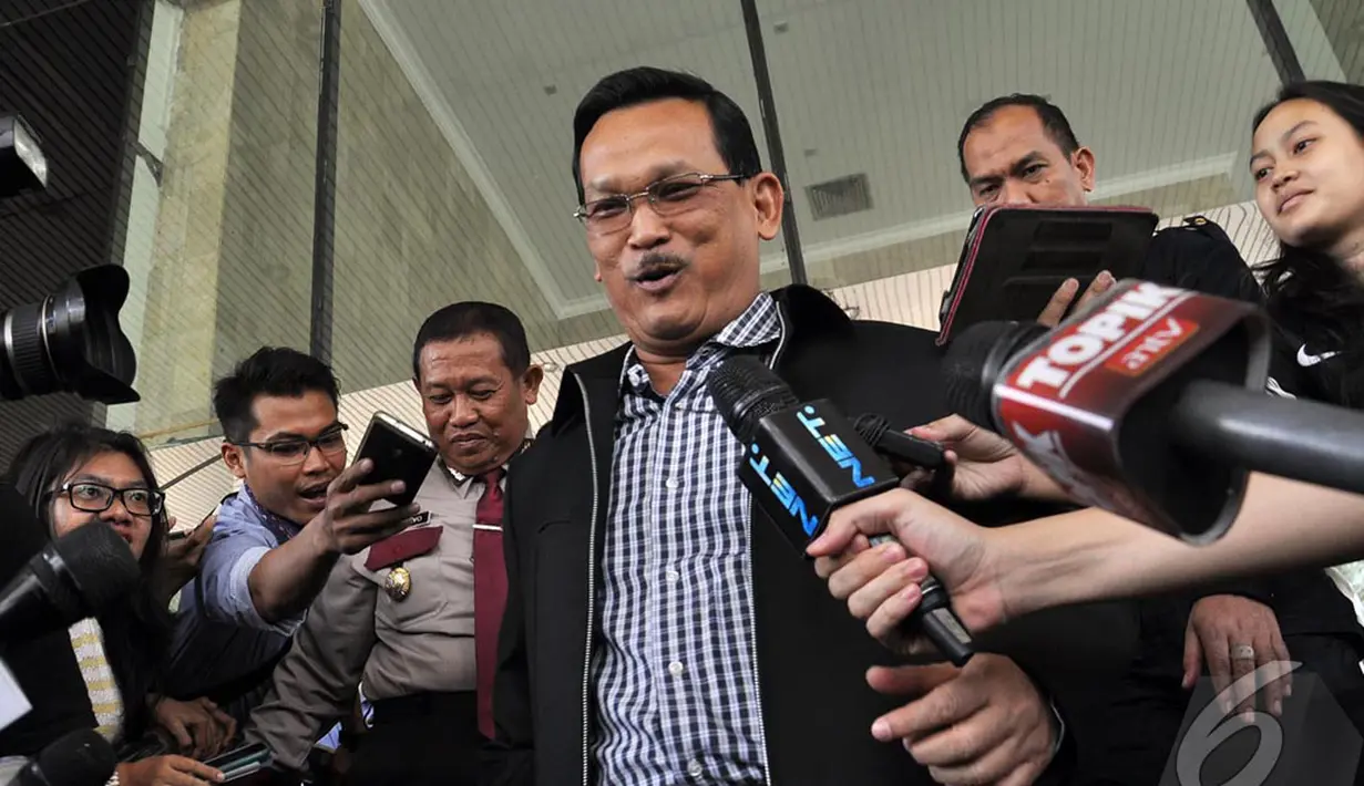 Didik memilih bungkam dan terus berjalan sambil menebar senyum, Jakarta, Kamis (9/10/2014) (Liputan6.com/Miftahul Hayat)