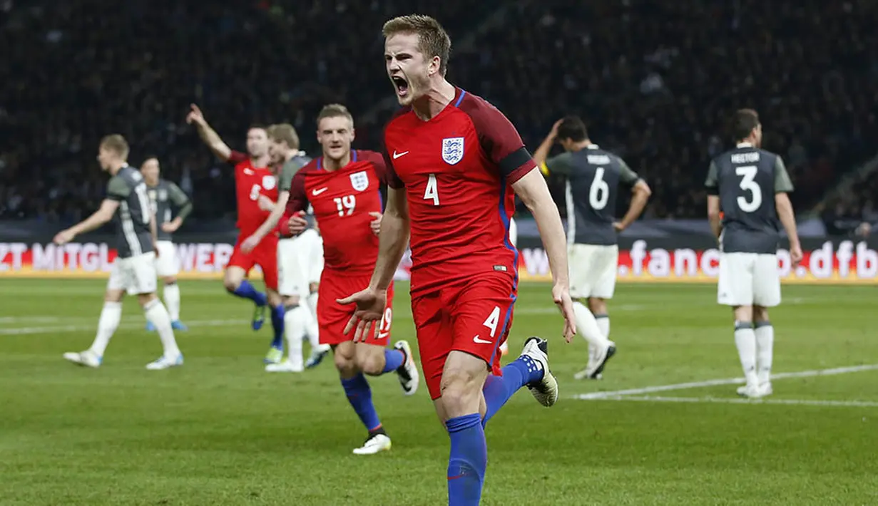 Bek Inggris, Eric Dier, merayakan gol kemenangan yang dicetaknya ke gawang Jerman pada laga persahabatan di Olympiastadion, Berlin, Sabtu (26/3/2016). Jerman takluk 2-3 dari Inggris. (Action Images via Reuters/Carl Recine)