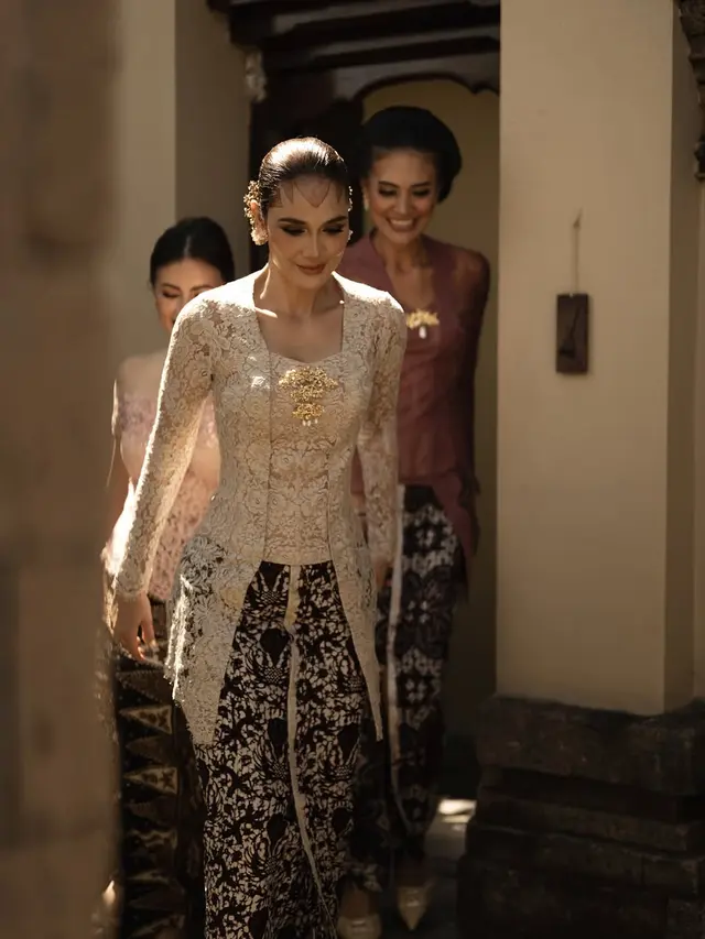 Model Bawahan Batik Luna Maya saat Momen Siraman