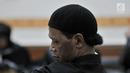 Terdakwa Hercules Rosario Marshal mendengarkan putusan hakim saat sidang vonis terkait kasus penguasaan lahan milik PT Nila Alam di Pengadilan Negeri Jakarta Barat, Rabu (27/3). (merdeka.com/Iqbal S. Nugroho)