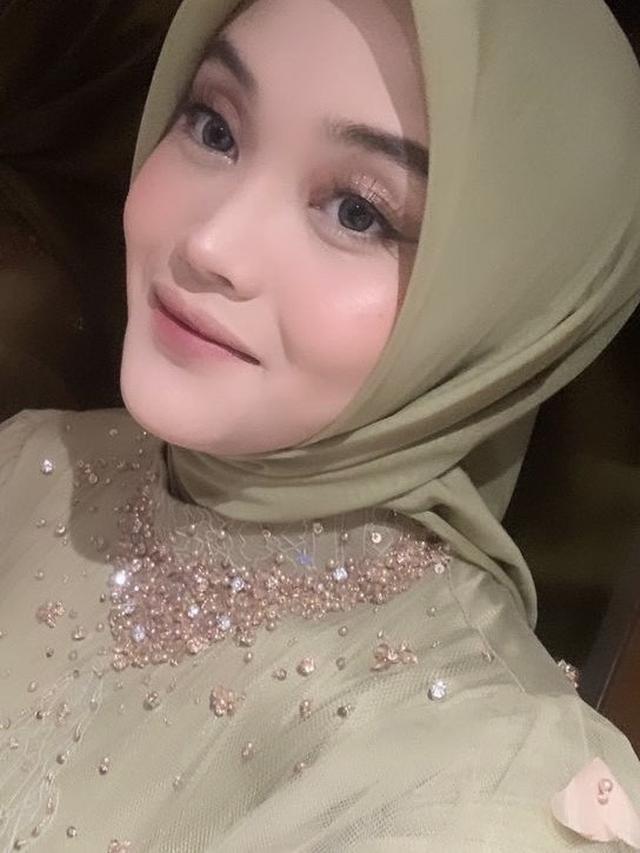 Penampilan Putri Delina  di Acara Pertunangan sang Kakak, Rizky Febian dan Mahalini