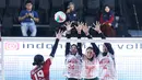 Pemain Bank Jatim berusaha melakukan blok saat melawan Kharisma Premium Bandung pada laga babak reguler pertama Livoli Divisi Utama 2025 di GOR Nambo Tangerang, Rabu (3/9/2025) sore WIB. (Bola.com/M Iqbal Ichsan)