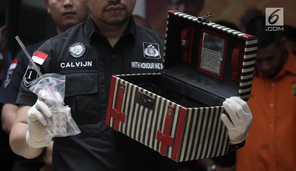 Polisi menunjukkan barang bukti kasus narkoba yang menjerat Dhawiya Zaida di Polda Metro Jaya, Jakarta, Sabtu (17/2). Polisi mengamankan sabu seberat 1,32 gram beserta sejumlah alat hisap dan barang bukti lainya. (Liputan6.com/Arya Manggala)
