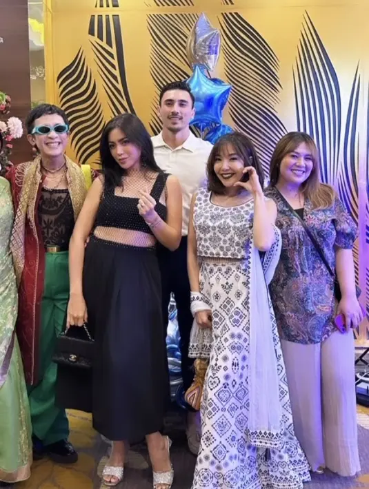 Jessica Iskandar tampil dengan atasan hitam serasi dengan roknya, dipadukan atasan transparan. [@gisel_la]