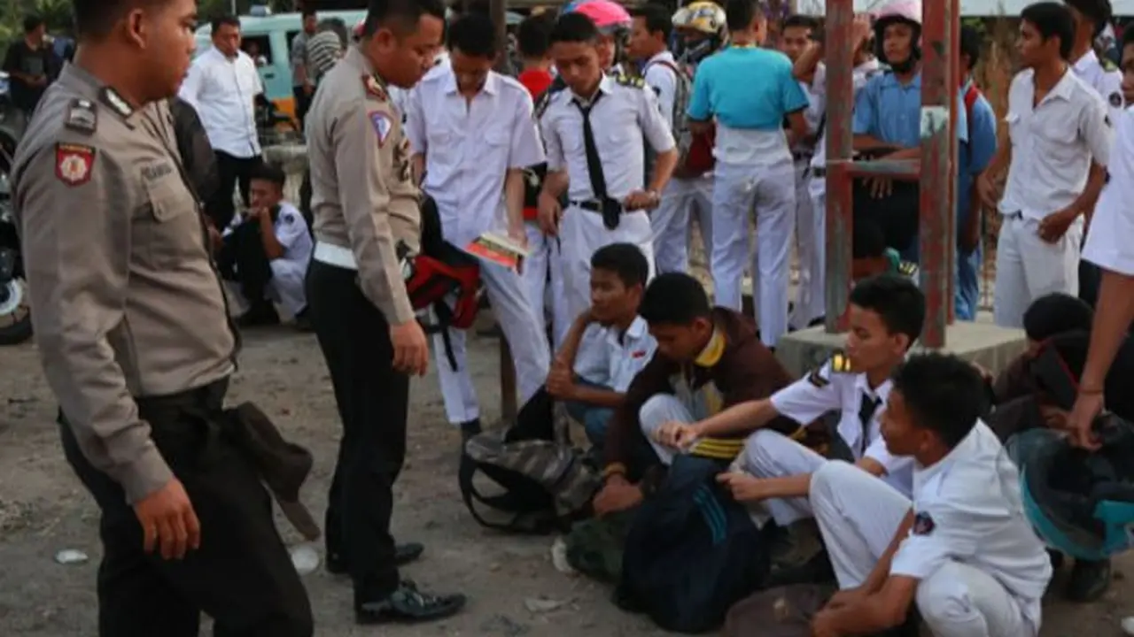 Kesal Dibubarkan Saat Tawuran, Pelajar SMK di Cirebon Tantang Polisi Tembak Dirinya