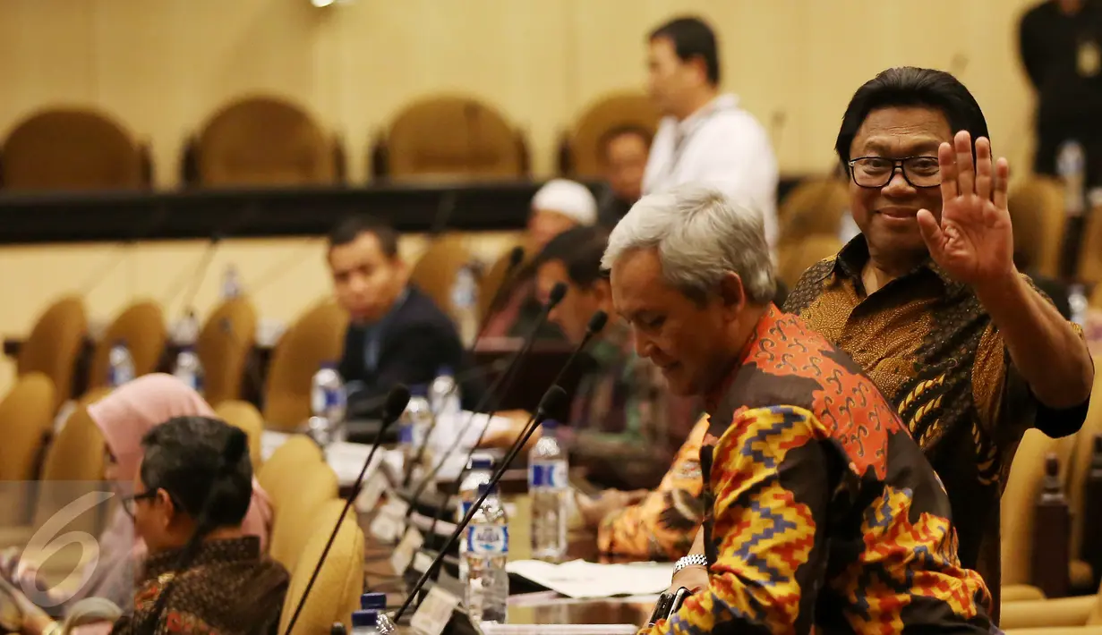 Oesman Sapta Odang menyapa rekannya saat Rapat Paripurna lanjutan penetapan pimpinan baru DPD di Komplek Parlemen, Senayan, Jakarta, Selasa (4/4). Oesman menunggu pelantikan resmi dirinya sebagai Ketua DPD nanti malam. (Liputan6.com/Johan Tallo)