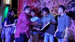 Pemberian hadiah kepada para juara saat pameran foto dan penyerahan Anugerah Pewarta Foto Indonesia 2013-2014 di Grand Indonesia, Jakarta, Sabtu (28/2/2015). (Liputan6.com/Faizal Fanani)