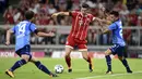 Pemain Bayern Munchen, Robert Lewandowski mencoba melewati adangan pemain Bayer Leverkusen pada laga Bundesliga di Allianz Arena, Munich,  (18/8/2017). Bayern menang 3-1. (Andreas Gebert/dpa via AP)