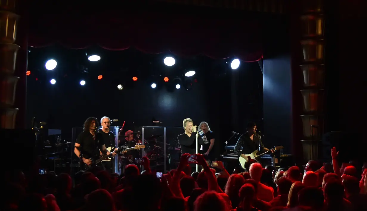 Dengan strategi ini, This House Is Not for Sale pun kembali menjadi chart no. 1 dengan penualan lebih dari 120.000 seperti yang dilansir dari nytimes. (MIKE COPPOLA / GETTY IMAGES NORTH AMERICA / AFP)