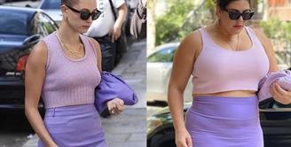 Katie mengenakan skirt dan tanktop ungu mirip seperti Haileybieber. Lengkap dengan aksesori sungless dan kalung. Instagram @katiesturino