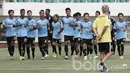 Pemain Timnas Myanmar menggelar latihan jelang pertandingan uji coba melawan Timnas Indonesia U-22 di Stadion Pakansari, Bogor, Senin (20/3/2017). Pada laga tersebut Myanmar menyatakan siap bungkam timnas Indonesia U-22. (Bola.com/M iqbal Ichsan)