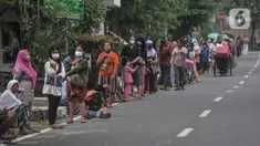 Warga antre untuk menerima hidangan berbuka puasa atau takjil gratis di Cempaka Putih, Jakarta, Selasa (19/4/2022). Sebanyak 360 paket takjil untuk berbuka puasa yang berasal dari donasi warga, organisasi dan instasi dibagikan gratis selama bulan Ramadhan tahun ini. (merdeka.com/Iqbal S. Nugroho)
