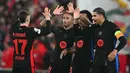 Para pemain Barcelona melakukan selebrasi setelah pertandingan leg pertama 16 besar Liga Champions 2024/2025 melawan SL Benfica yang digelar di Estadio da Luz, Kamis (6/3/2025) dini hari WIB. (Patricia DE MELO MOREIRA/AFP)