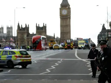 Aparat kepolisian mengamankan sekitar gedung Parlemen Inggris di London, Rabu (22/3). Kepanikan melanda ketika rangkaian serangan yang menewaskan setidaknya lima orang terjadi hanya beberapa meter dari pusat Gedung Parlemen. (AP Photo/Matt Dunham)