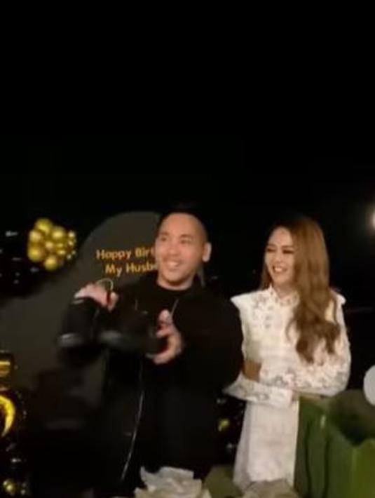 Tak hanya itu, Jenita Janet juga menyiapkan kado mahal untuk suaminya berupa sepatu berwarna hitam. (Foto: Instagram/@jenitajanet)