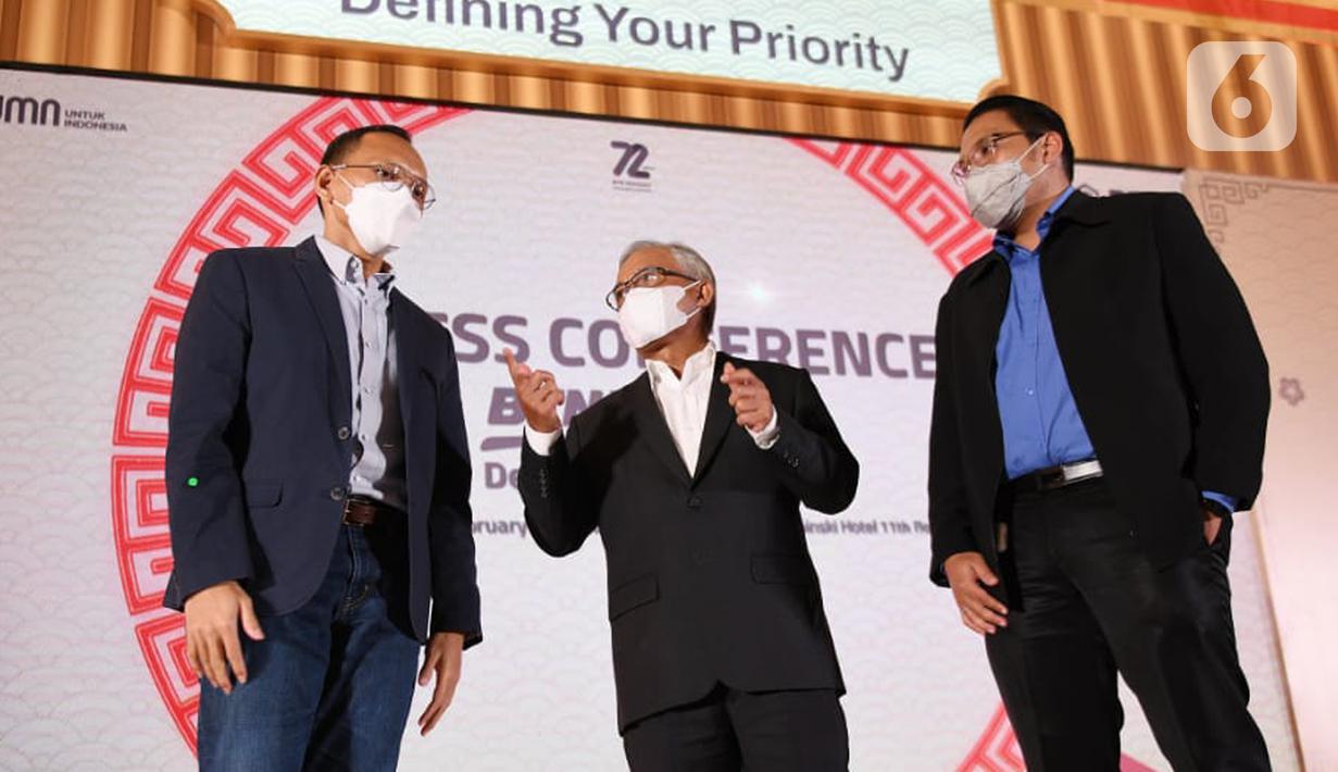 Direktur Distribution and Retail Funding Bank BTN Jasmin (tengah),  berbincang dengan Kepala Divisi Wealth Management Frengky Rosadrian dan Segmentation Department Head WMD Yan Ananto Hutomo Putro pada konpers relaunching BTN Prioritas di Jakarta, Rabu (2/02/2022). (Liputan6.com/HO/Hedi)