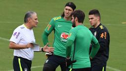 Pelatih Brasil, Tite, memberikan arahan kepada anak asuhnya saat memimpin sesi latihan jelang laga kualifikasi piala dunia 2018 di Barranquilla, Kolombia, Senin (4/9/2017). Brasil akan berhadapan dengan Kolombia. (AFP/Luis Acosta)