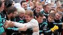 Nico Rosberg disambut kru tim Mercedes GP setelah memenangi F1 GP Brasil di Sirkuit Interlagos, Sao Paulo, Brasil, Senin (16/11/2015) dini hari WIB. (Reuters/Nacho Doce)