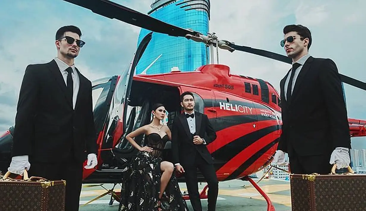 Sebelumnya, Syahnaz membagikan foto pre-wedding yang megah dan mewah. Foto yang berbeda dari biasanya, dengan menggunakan helikopter dan dua bodyguard mengawalnya. (Instagram/syahnazs)
