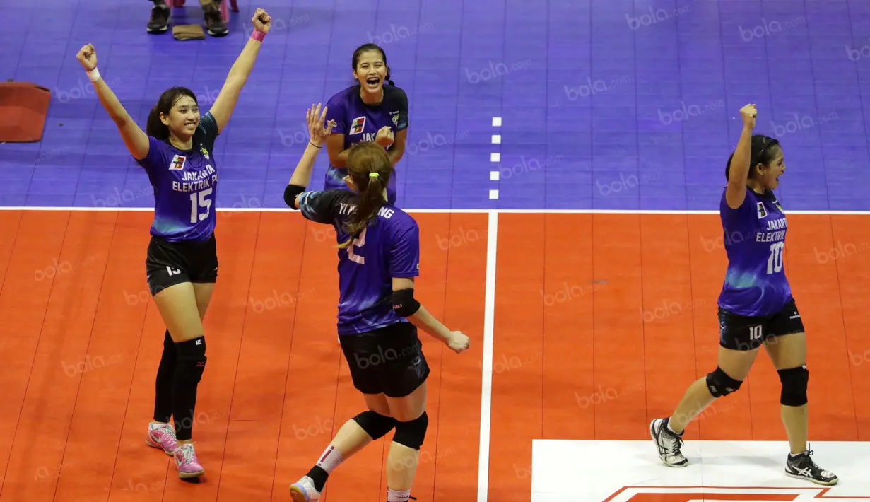 Para pemain Jakarta Elektrik PLN merayakan kemenangan atas Jakarta Pertamina Energi dengan tiga set langsung 25-19, 25-18, 25-9  pada lanjutan Proliga 2016 di Hall Basket Gelora Bung Karno, Senayan, Jakarta, Sabtu (2/4/2016). (Bola.com/Nicklas Hanoatubun)