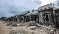Pekerja menyelesaikan pembangunan rumah subsidi di Klapanunggal, Kabupaten Bogor, Rabu (16/6/2021). Bantuan terdiri dari Fasilitas Likuiditas Pembiayaan Perumahan, Bantuan Pembiayaan Perumahan Berbasis Tabungan, Subsidi Bantuan Uang Muka, dan Tabungan Perumahan Rakyat. (merdeka.com/Iqbal S. Nugroho)