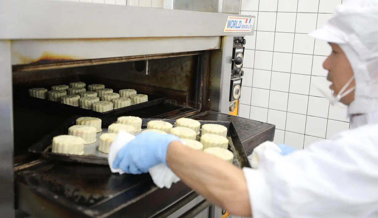 Seorang pekerja dari sebuah perusahaan makanan bernama Saikoh membuat kue bulan dengan kuning telur asin di Yokohama, Jepang, pada 30 September 2020. Festival Pertengahan Musim Gugur atau juga disebut Festival Kue Bulan jatuh pada 1 Oktober tahun ini. (Xinhua/Du Xiaoyi)
