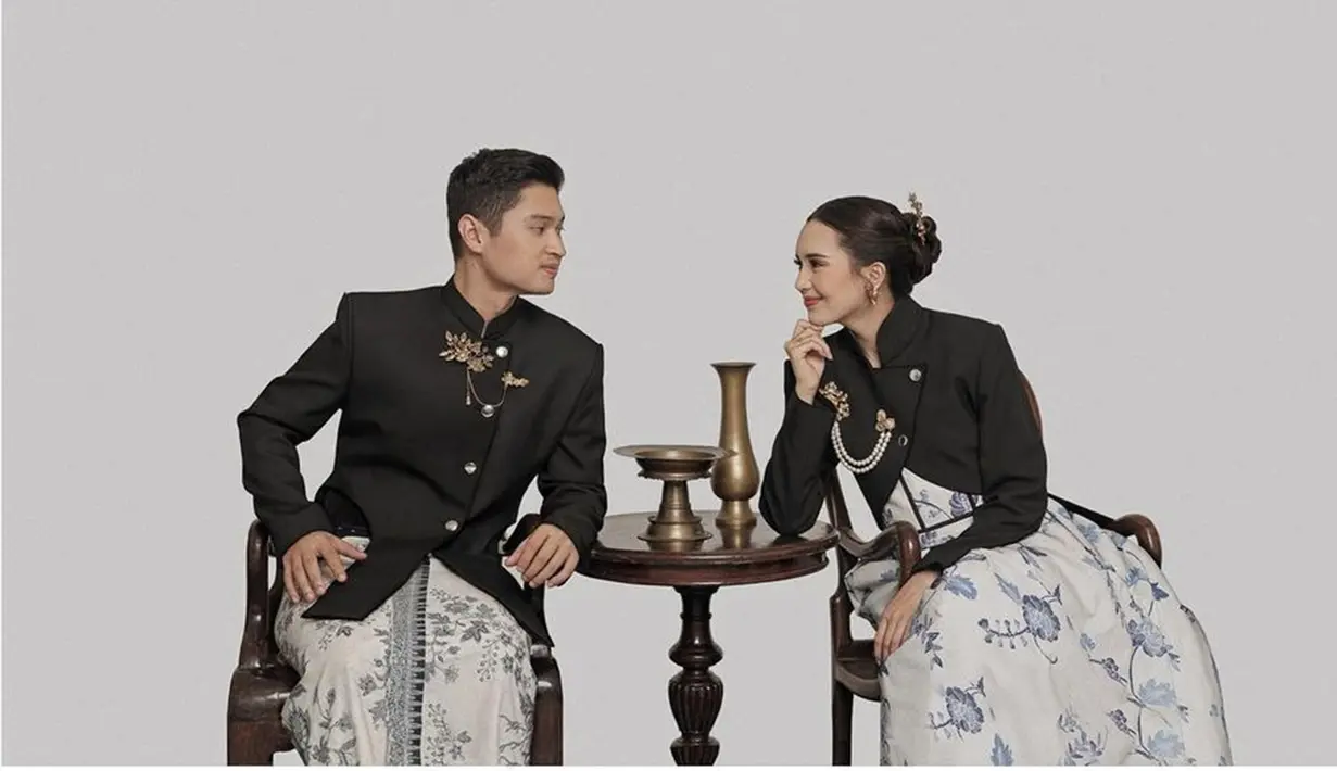 Dalam unggahannya, ia dan sang suami terlihat tampil kompak saat menjalani prewedding bertema klasik. Keduanya juga memakai busana senada dengan sentuhan adat Jawa serta batik bernuansa putih dan biru. (Liputan6.com/IG/@bebytsabina)