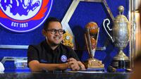 Presiden Arema FC, Gilang Widya Pramana ingin dua hal dari Aremania setelah membentuk skuat bertabur bintang. (Bola.com/Iwan Setiawan)