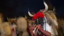 Orang yang bersuka ria mengenakan kostum Momotxorro ambil bagian dalam topeng musim dingin di desa Alsasua, provinsi Navarra, Spanyol utara (1/3/2022). Selama karnaval tradisional Alsasua, penduduk setempat menutupi pakaian, lengan, dan wajah mereka dengan darah sapi dan parade di desa. (AFP/Ander G