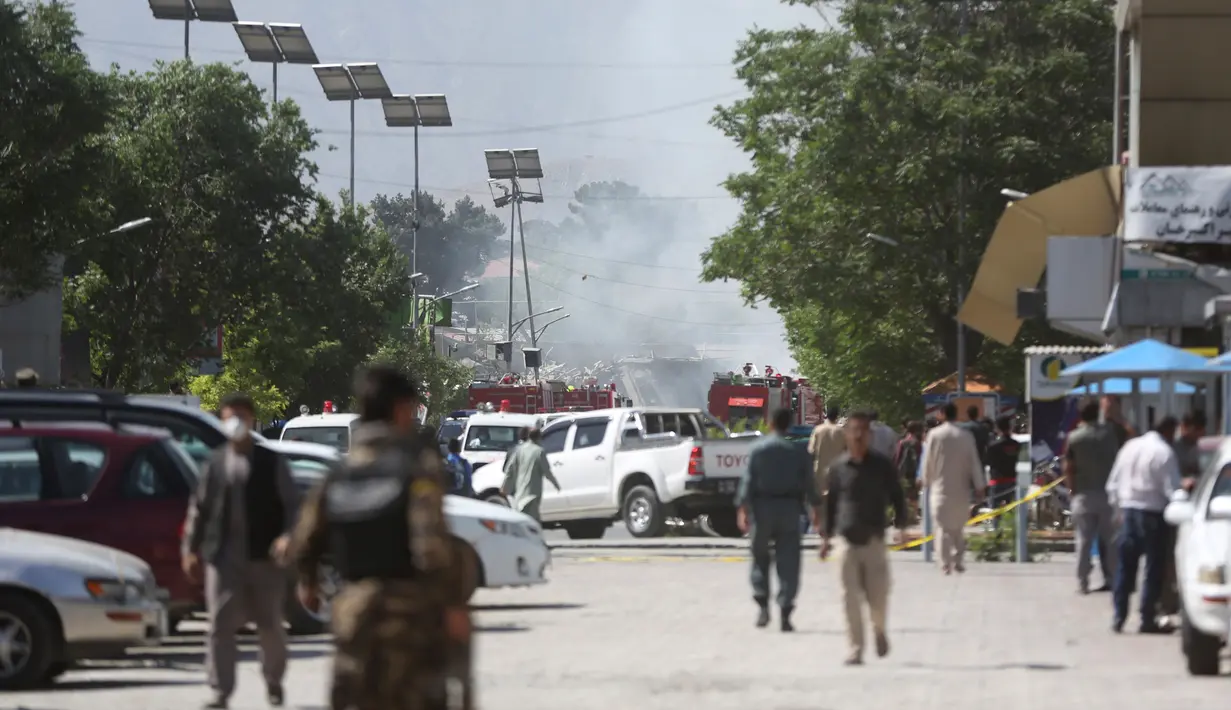 Pasukan keamanan memeriksa lokasi serangan bunuh diri di Kabul pada minggu pertama Ramadan, Afghanistan, Rabu (31/5). Sebuah ledakan besar mengguncang kawasan kedutaan di ibukota Kabul pada hari Rabu pagi. (AP Photos / Massoud Hossaini)