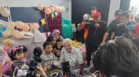 Ganjar Pranowo blusukan ke Pademangan Barat, Jakarta Utara, Minggu (25/6/2023). Dia menyempatkan diri menghadiri ulang tahun seorang anak-anak. (Merdeka.com/ Ahda Bayhaqi)