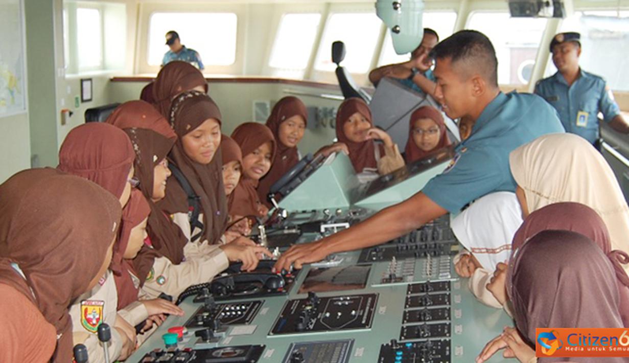 Citizen6, Jakarta: KRI BAC-593 menerima kunjungan SDIT Darul Abidin, Jalan Karet Hijau/29 Beji Depok serta Sekolah Alam Cikeas, Jalan Letda Nasir Kompleks Puri Cikeas di Dermaga Kolinlamil, Jakarta Utara, Selasa (23/10). (Pengirim: Dispenkolinlamil). 