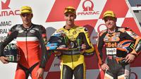 Axel Pons (kiri) saat naik podium pada balapan Moto2 Australia 2025. (PAUL CROCK / AFP)